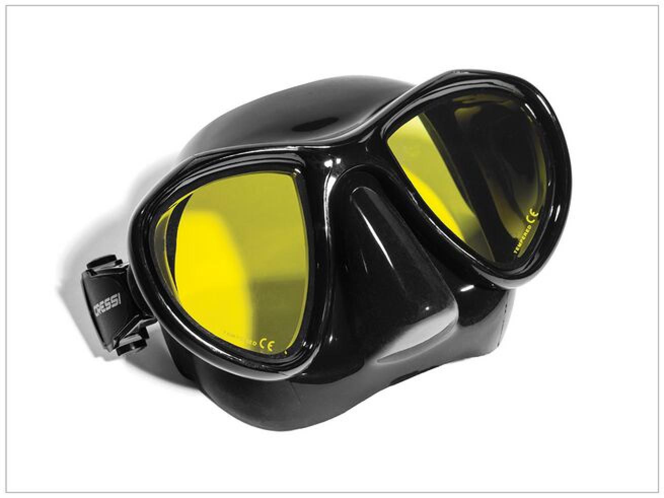 Cressi Metis
The Metis has a very low volume, which makes this scuba mask very easy to clear.