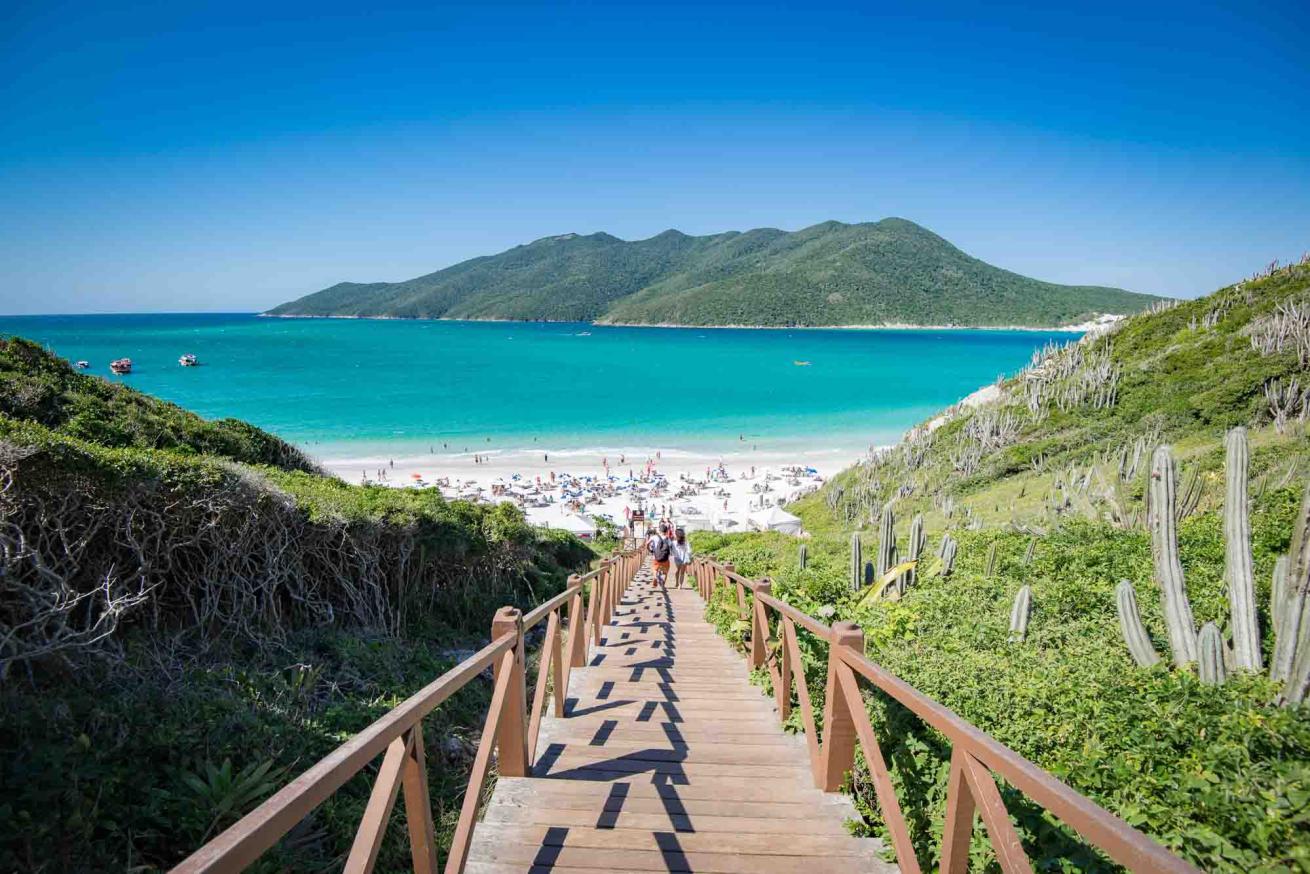 Beaches like Pontal do Atalaia are among the most beautiful in Brazil for their turquoise waters, lush greenery and pure tranquility.